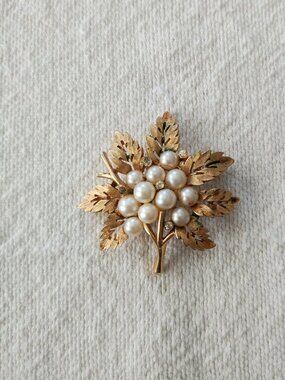 VINTAGE TRIFARI  gold and pearl leave brooch